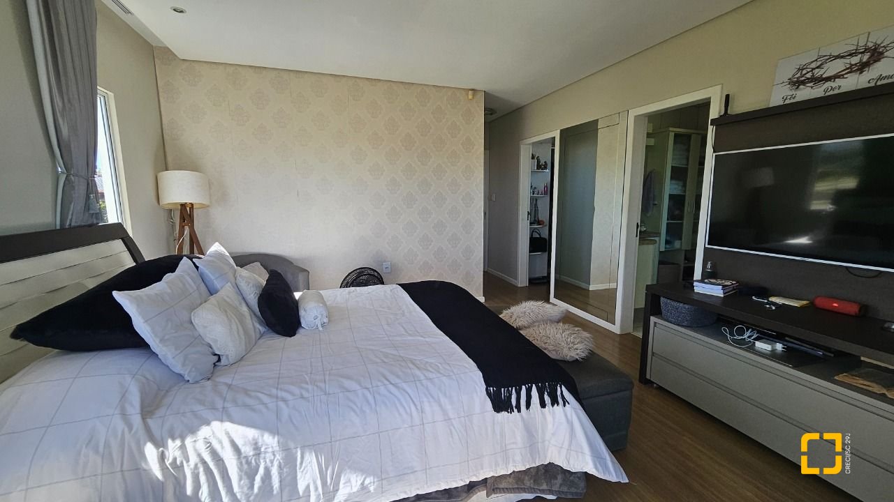 Casa com 146m², 5 quartos (sendo 1 suíte), 2 garagens, no bairro Campeche em Florianópolis