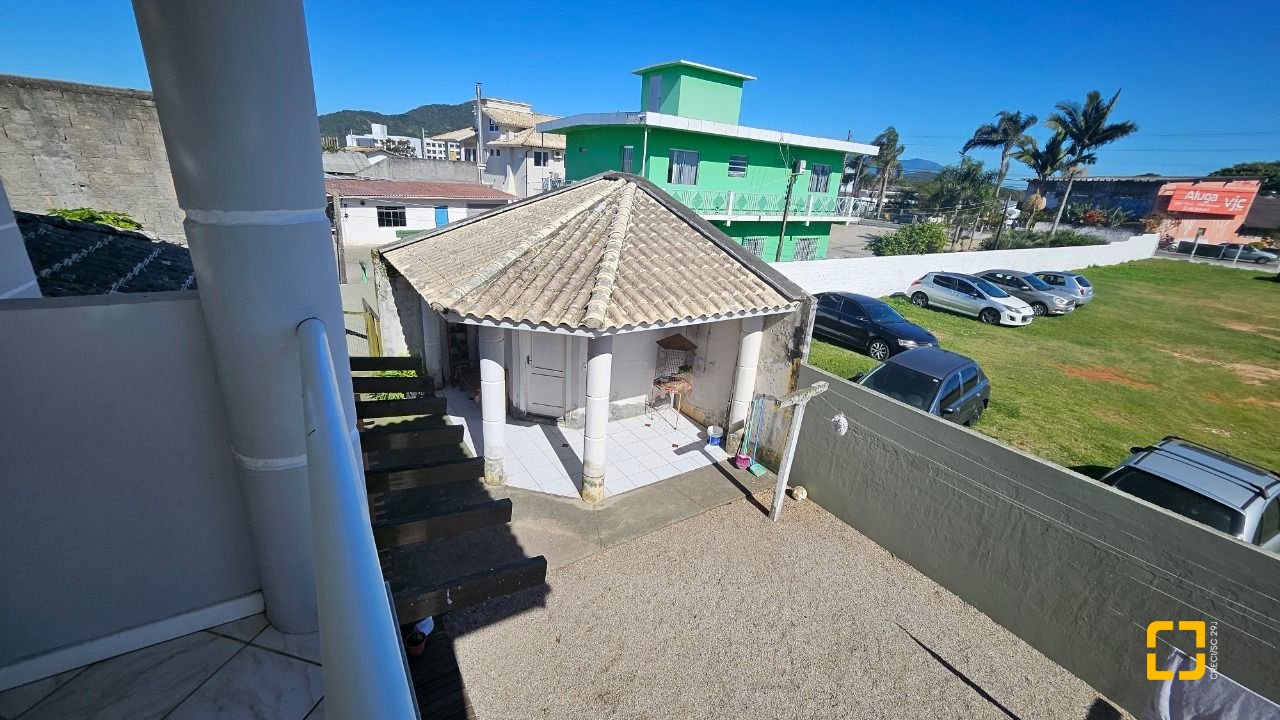 Casa com 146m², 5 quartos (sendo 1 suíte), 2 garagens, no bairro Campeche em Florianópolis