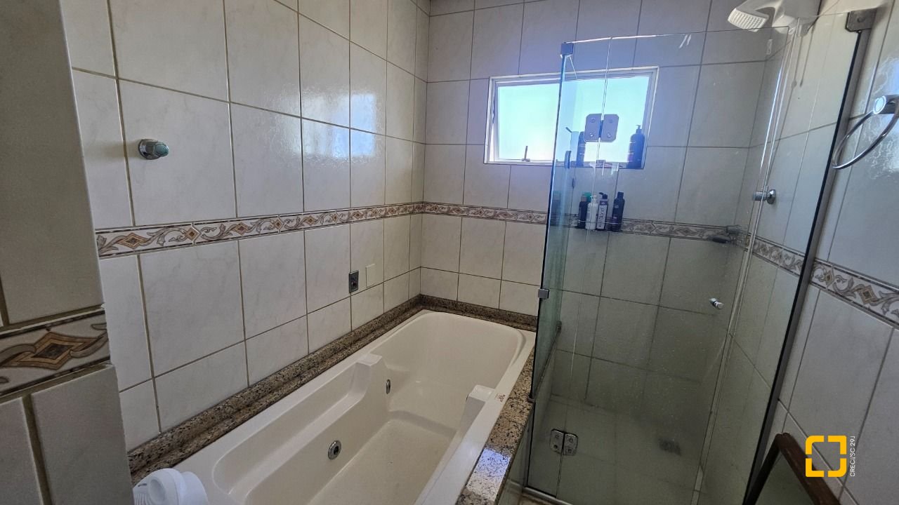 Casa com 146m², 5 quartos (sendo 1 suíte), 2 garagens, no bairro Campeche em Florianópolis