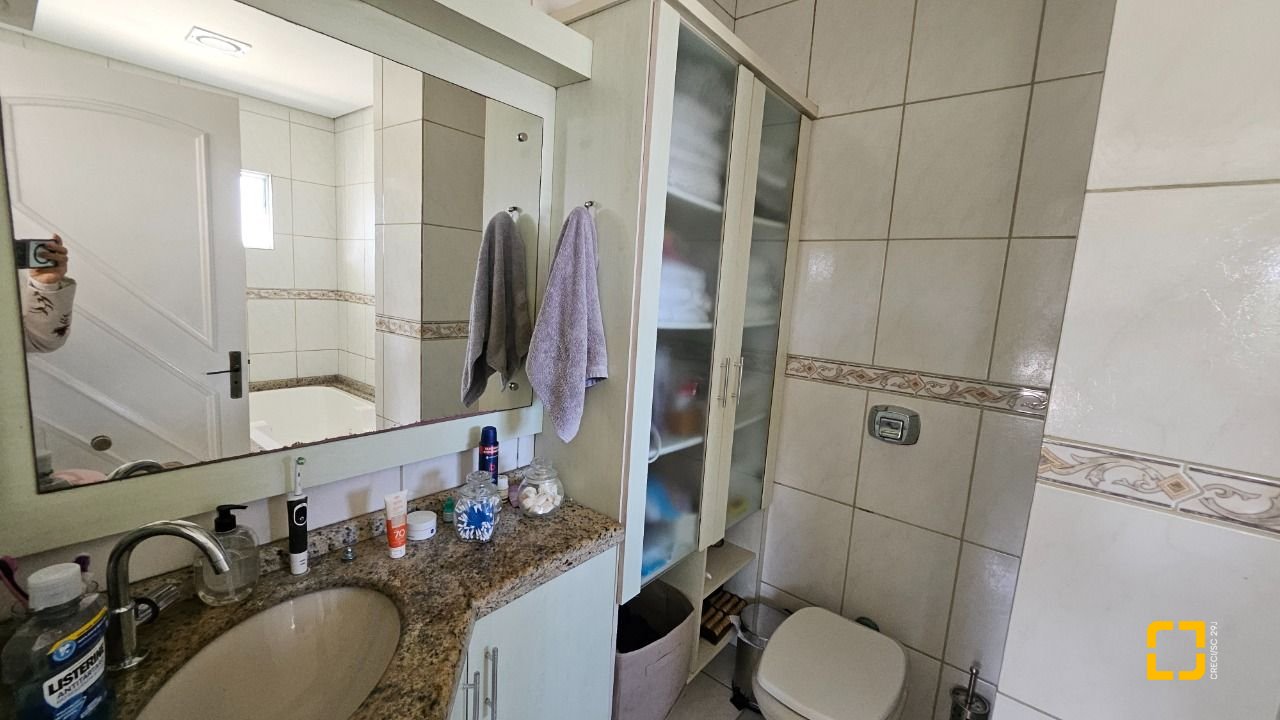 Casa com 146m², 5 quartos (sendo 1 suíte), 2 garagens, no bairro Campeche em Florianópolis