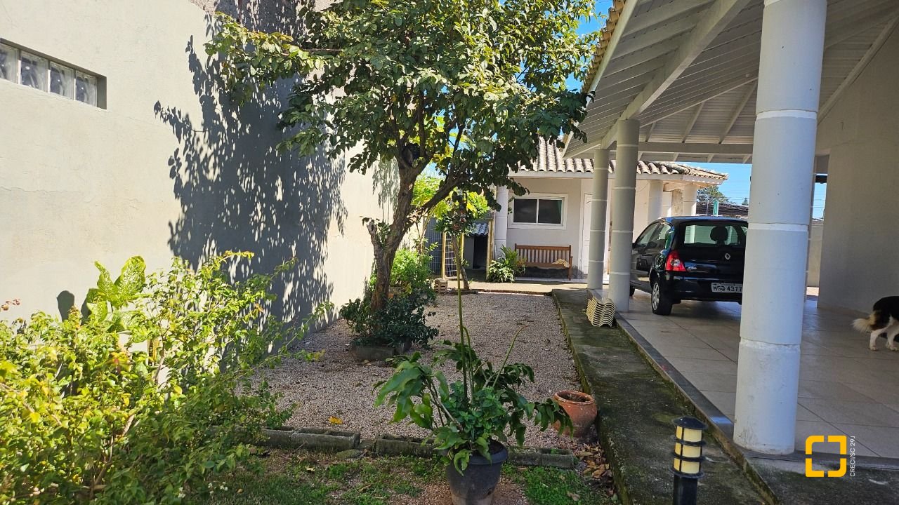 Casa com 146m², 5 quartos (sendo 1 suíte), 2 garagens, no bairro Campeche em Florianópolis