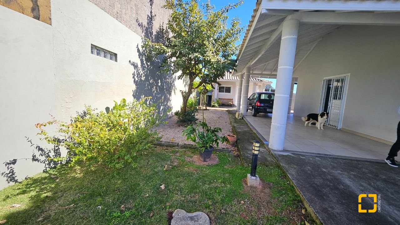 Casa com 146m², 5 quartos (sendo 1 suíte), 2 garagens, no bairro Campeche em Florianópolis