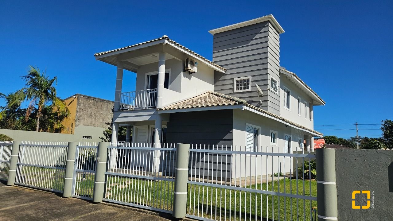 Casa com 146m², 5 quartos (sendo 1 suíte), 2 garagens, no bairro Campeche em Florianópolis