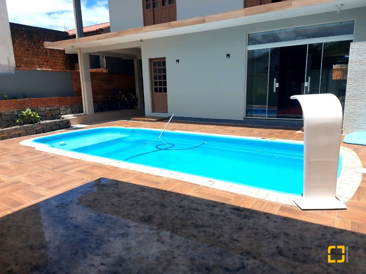 Casa com 300m², 4 quartos (sendo 2 suítes), 3 garagens, no bairro Sertão do Maruim em São José