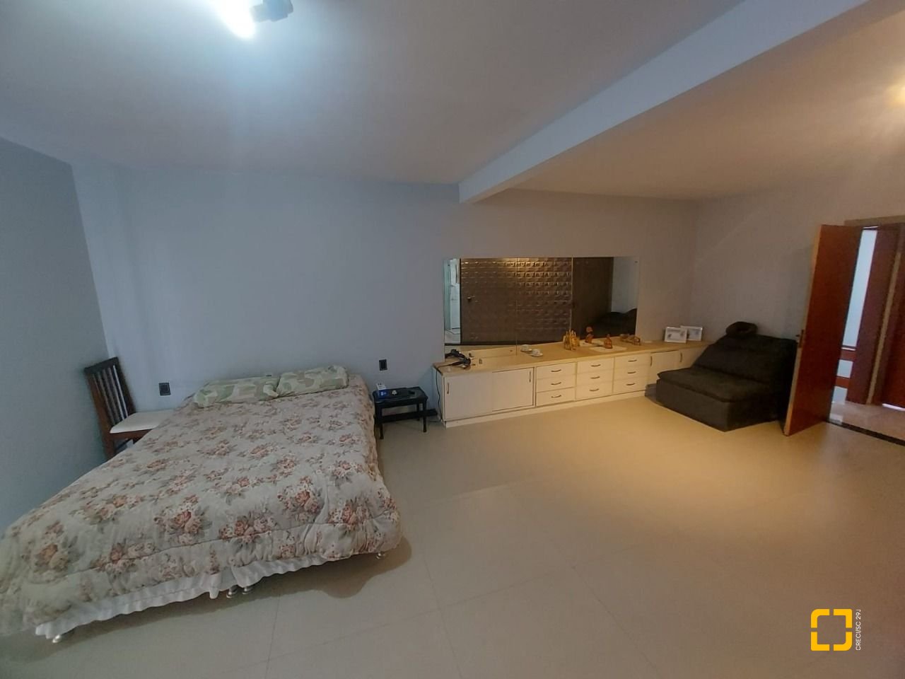 Casa com 300m², 4 quartos (sendo 2 suítes), 3 garagens, no bairro Sertão do Maruim em São José