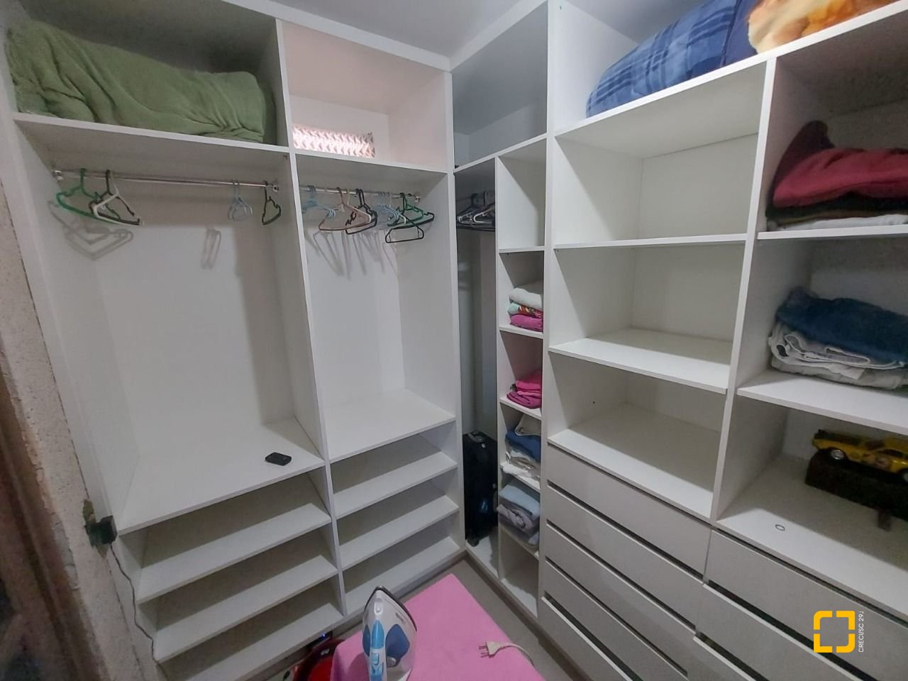 Casa com 300m², 4 quartos (sendo 2 suítes), 3 garagens, no bairro Sertão do Maruim em São José