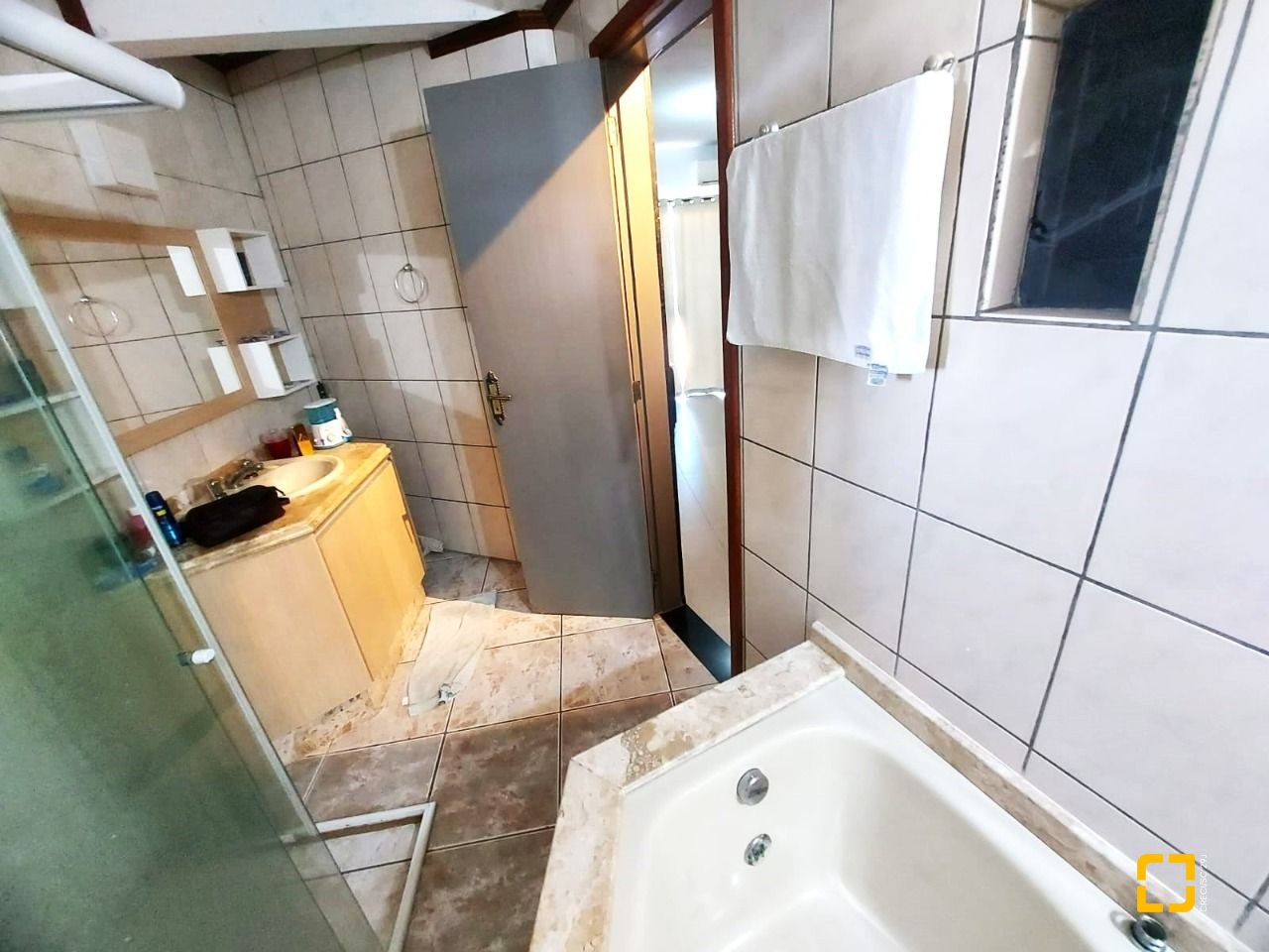 Casa com 300m², 4 quartos (sendo 2 suítes), 3 garagens, no bairro Sertão do Maruim em São José