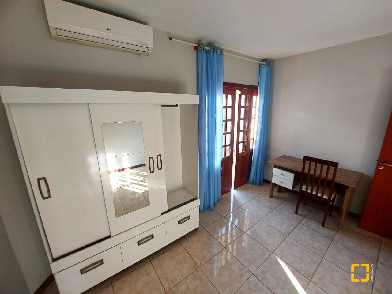 Casa com 300m², 4 quartos (sendo 2 suítes), 3 garagens, no bairro Sertão do Maruim em São José