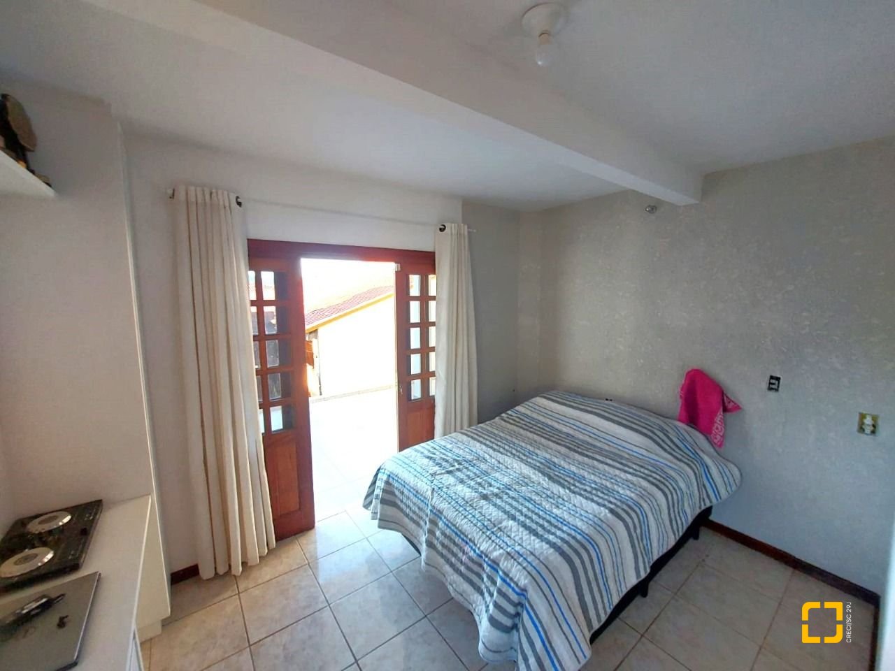 Casa com 300m², 4 quartos (sendo 2 suítes), 3 garagens, no bairro Sertão do Maruim em São José