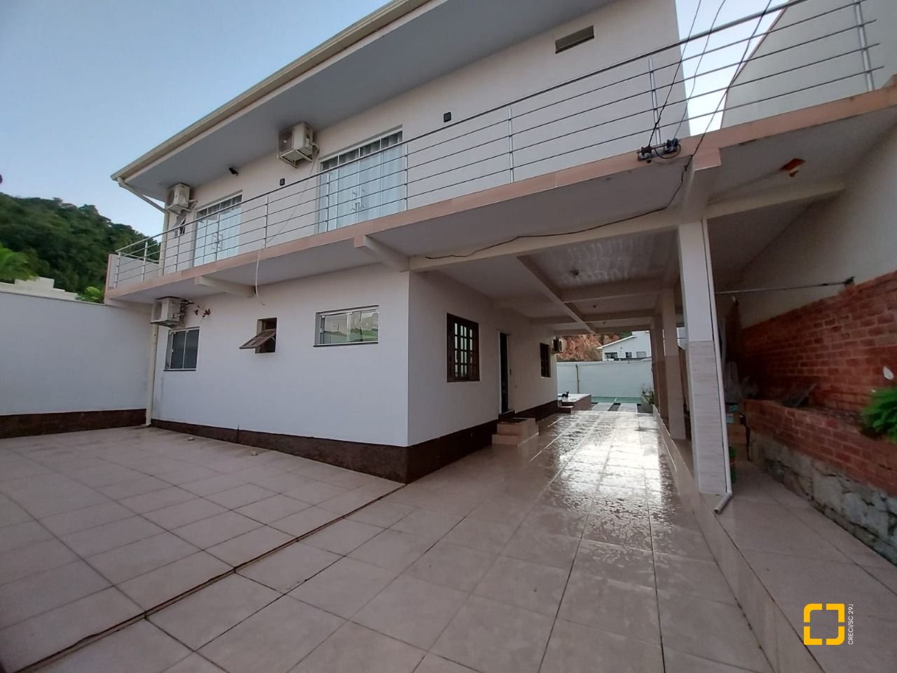 Casa com 300m², 4 quartos (sendo 2 suítes), 3 garagens, no bairro Sertão do Maruim em São José