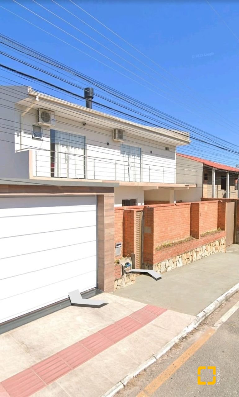 Casa com 300m², 4 quartos (sendo 2 suítes), 3 garagens, no bairro Sertão do Maruim em São José