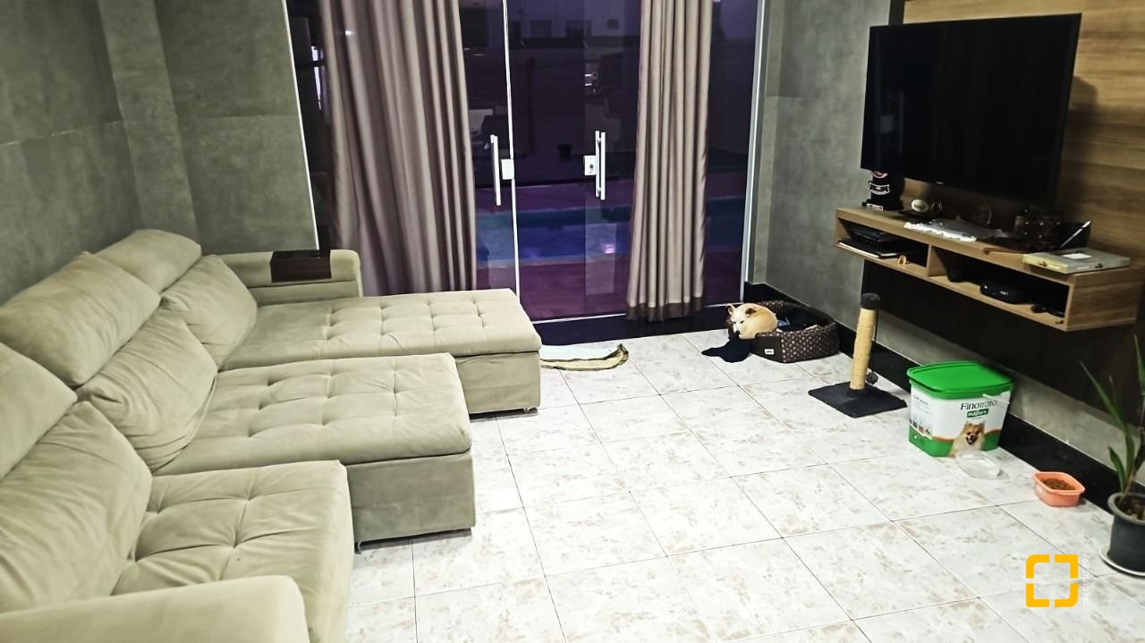 Casa com 300m², 4 quartos (sendo 2 suítes), 3 garagens, no bairro Sertão do Maruim em São José