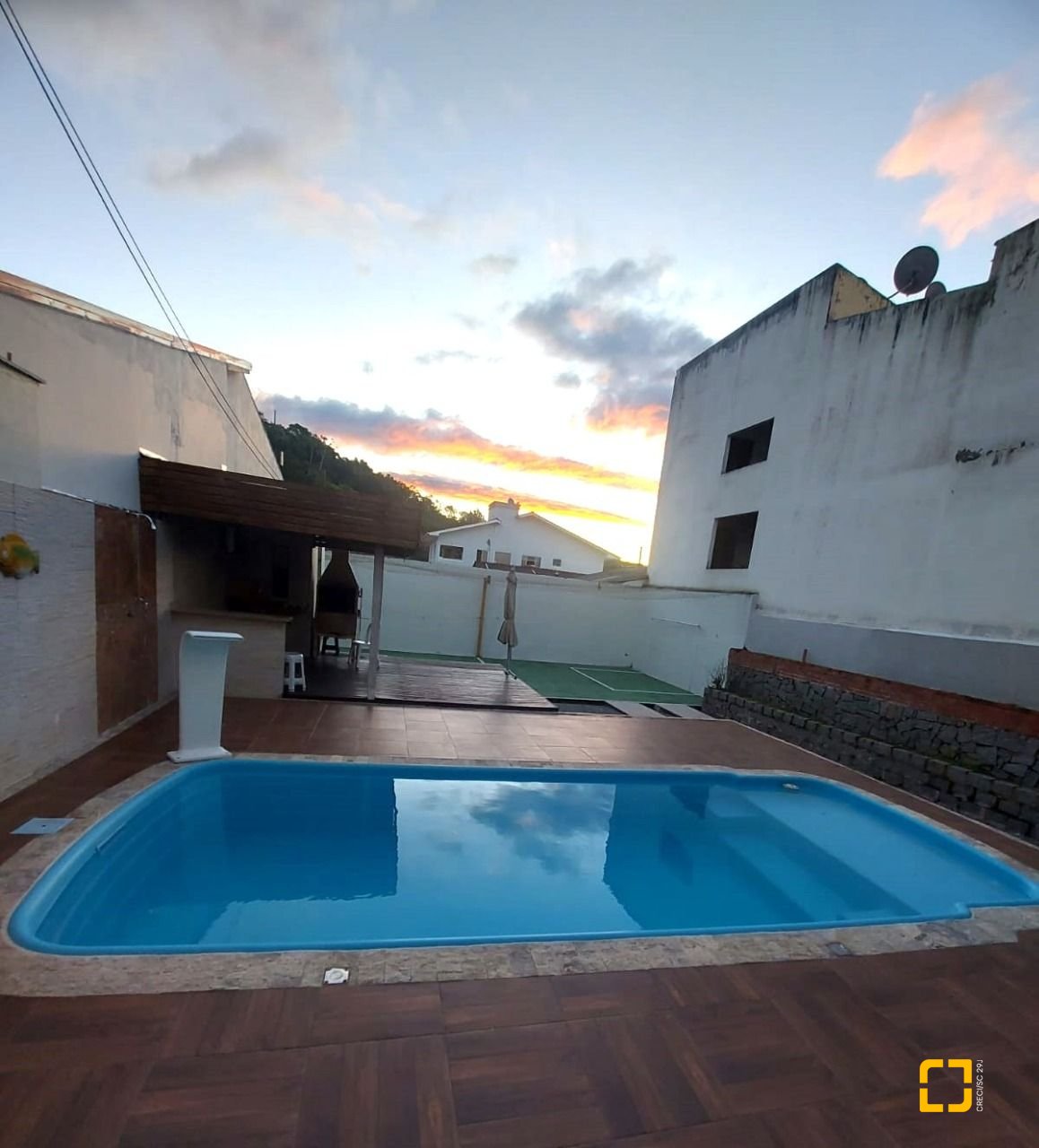 Casa com 300m², 4 quartos (sendo 2 suítes), 3 garagens, no bairro Sertão do Maruim em São José