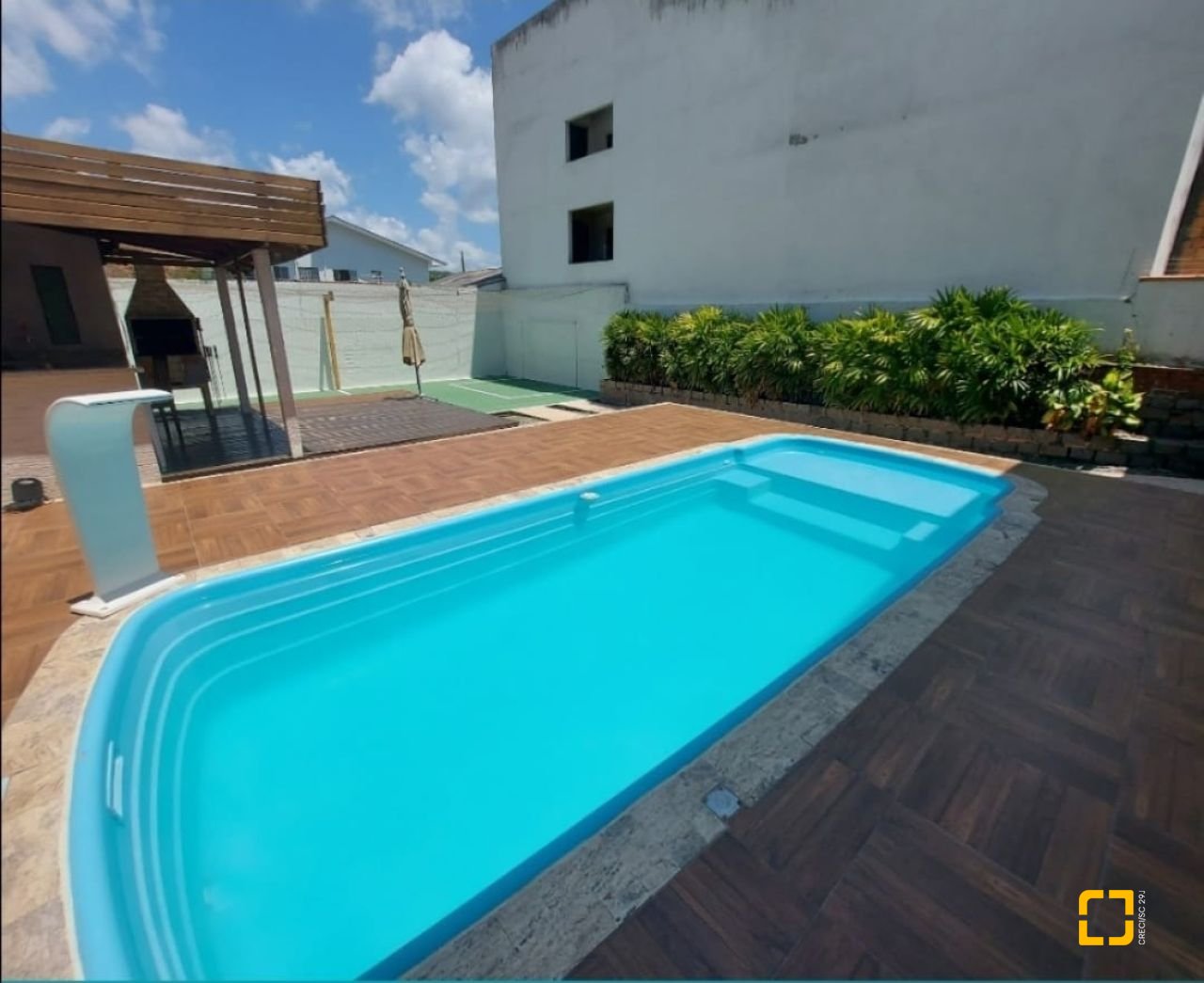 Casa com 300m², 4 quartos (sendo 2 suítes), 3 garagens, no bairro Sertão do Maruim em São José