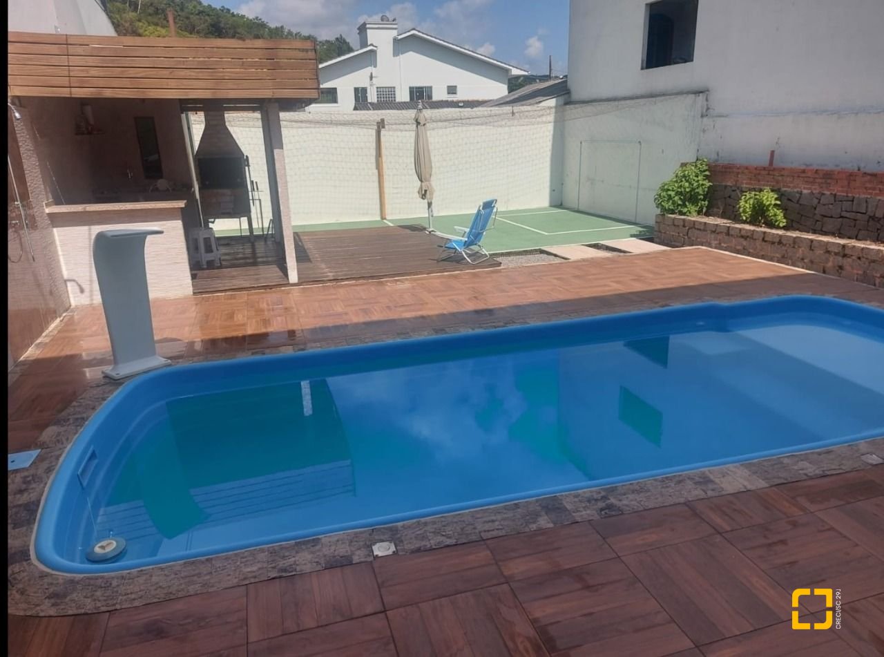 Casa com 300m², 4 quartos (sendo 2 suítes), 3 garagens, no bairro Sertão do Maruim em São José