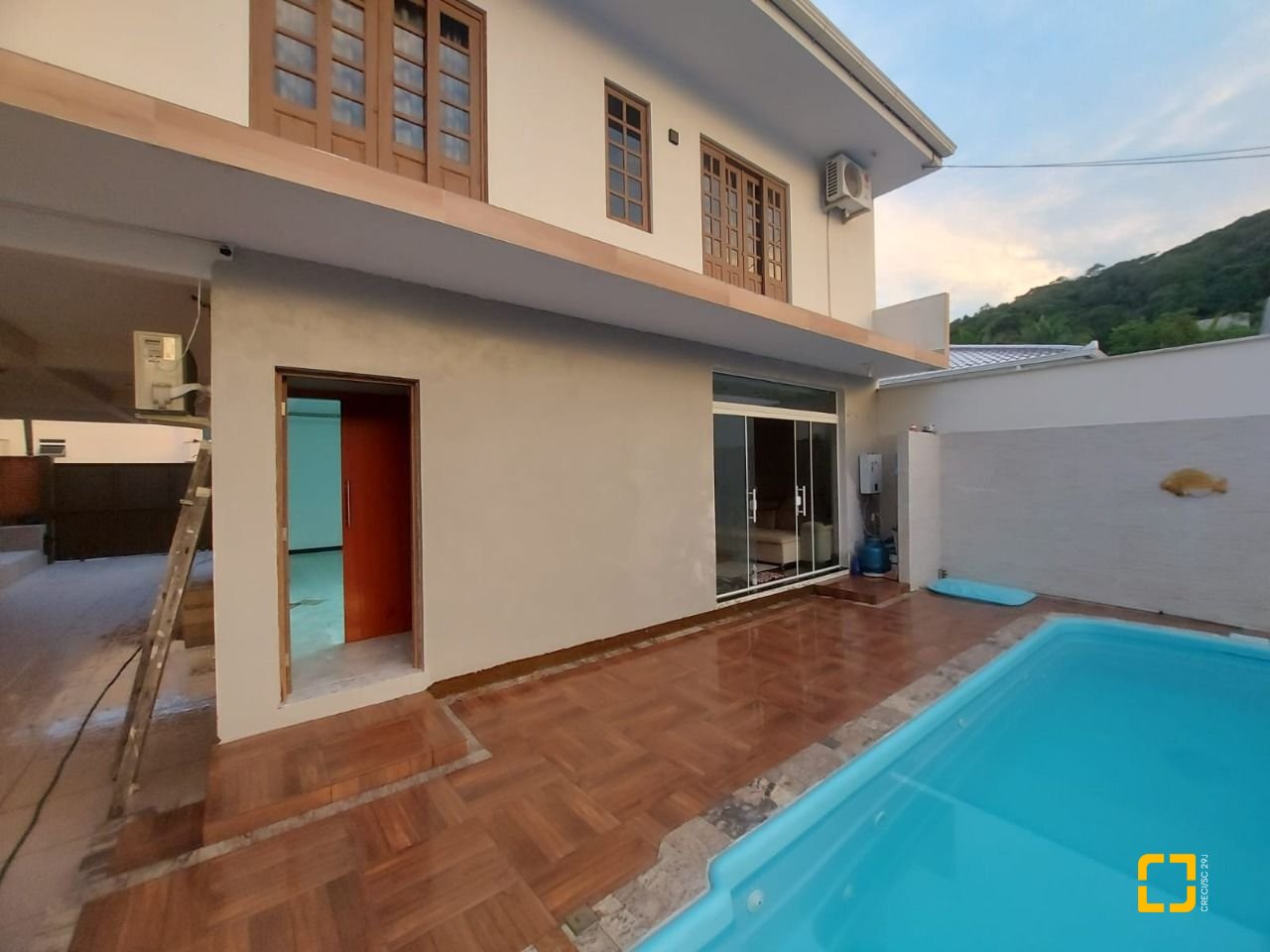 Casa com 300m², 4 quartos (sendo 2 suítes), 3 garagens, no bairro Sertão do Maruim em São José