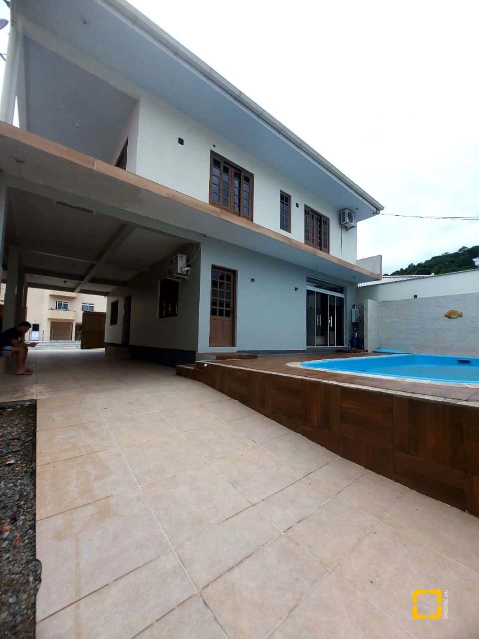 Casa com 300m², 4 quartos (sendo 2 suítes), 3 garagens, no bairro Sertão do Maruim em São José