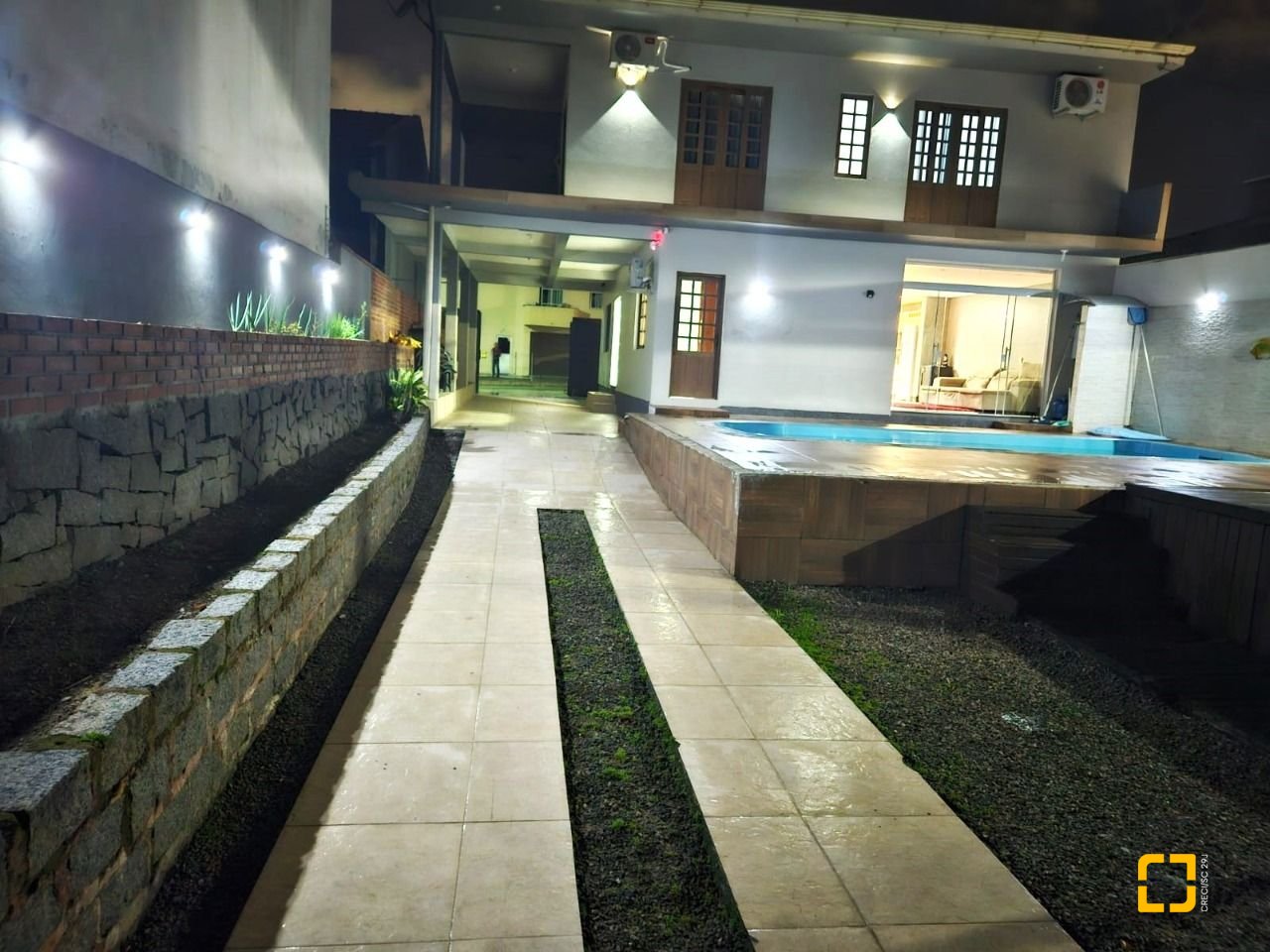 Casa com 300m², 4 quartos (sendo 2 suítes), 3 garagens, no bairro Sertão do Maruim em São José