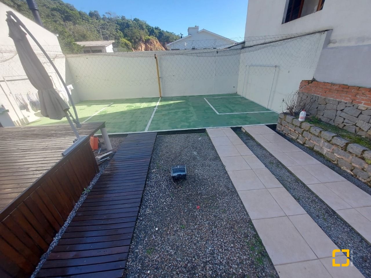 Casa com 300m², 4 quartos (sendo 2 suítes), 3 garagens, no bairro Sertão do Maruim em São José