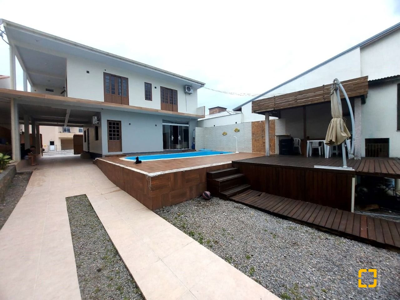 Casa com 300m², 4 quartos (sendo 2 suítes), 3 garagens, no bairro Sertão do Maruim em São José