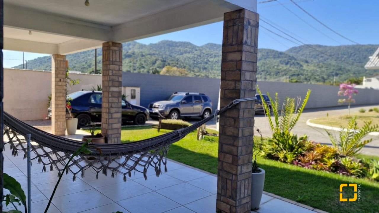 Casa de Condomínio com 172m², 3 quartos (sendo 1 suíte), 3 garagens, no bairro Vargem Grande em Florianópolis
