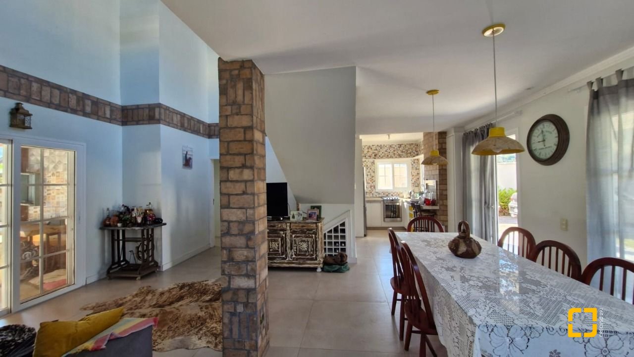 Casa de Condomínio com 172m², 3 quartos (sendo 1 suíte), 3 garagens, no bairro Vargem Grande em Florianópolis