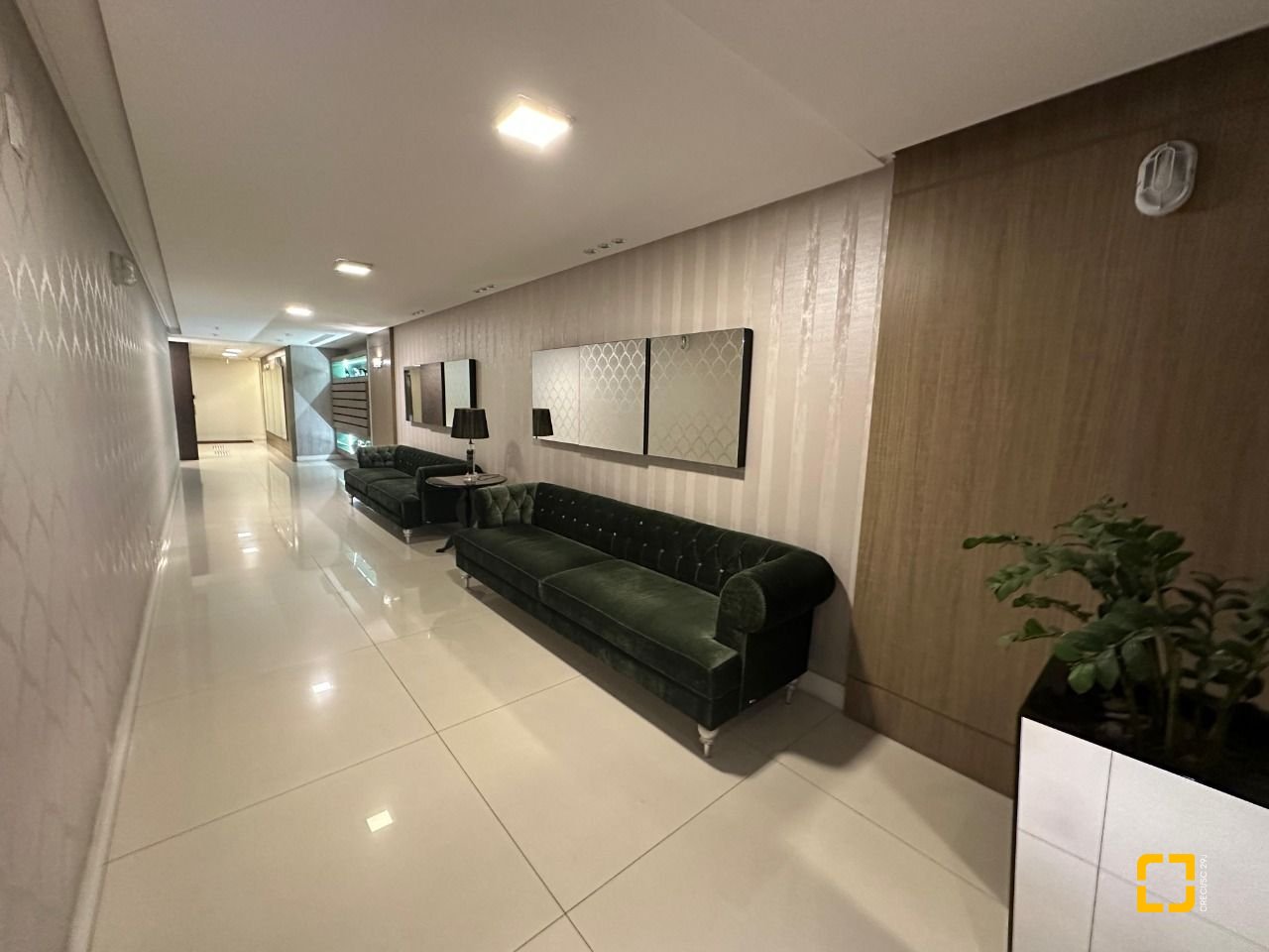 Apartamento com 130m², 6 quartos (sendo 3 suítes), 3 garagens, no bairro Centro em Florianópolis