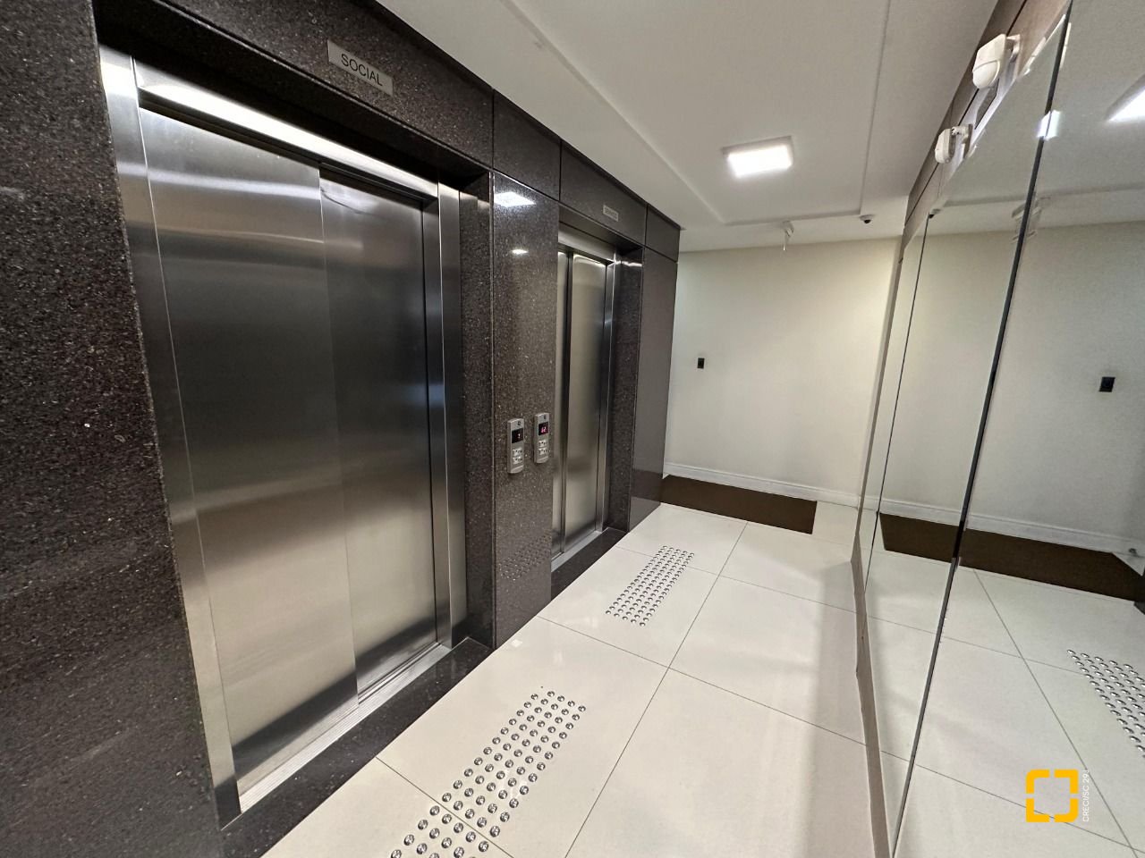 Apartamento com 130m², 6 quartos (sendo 3 suítes), 3 garagens, no bairro Centro em Florianópolis