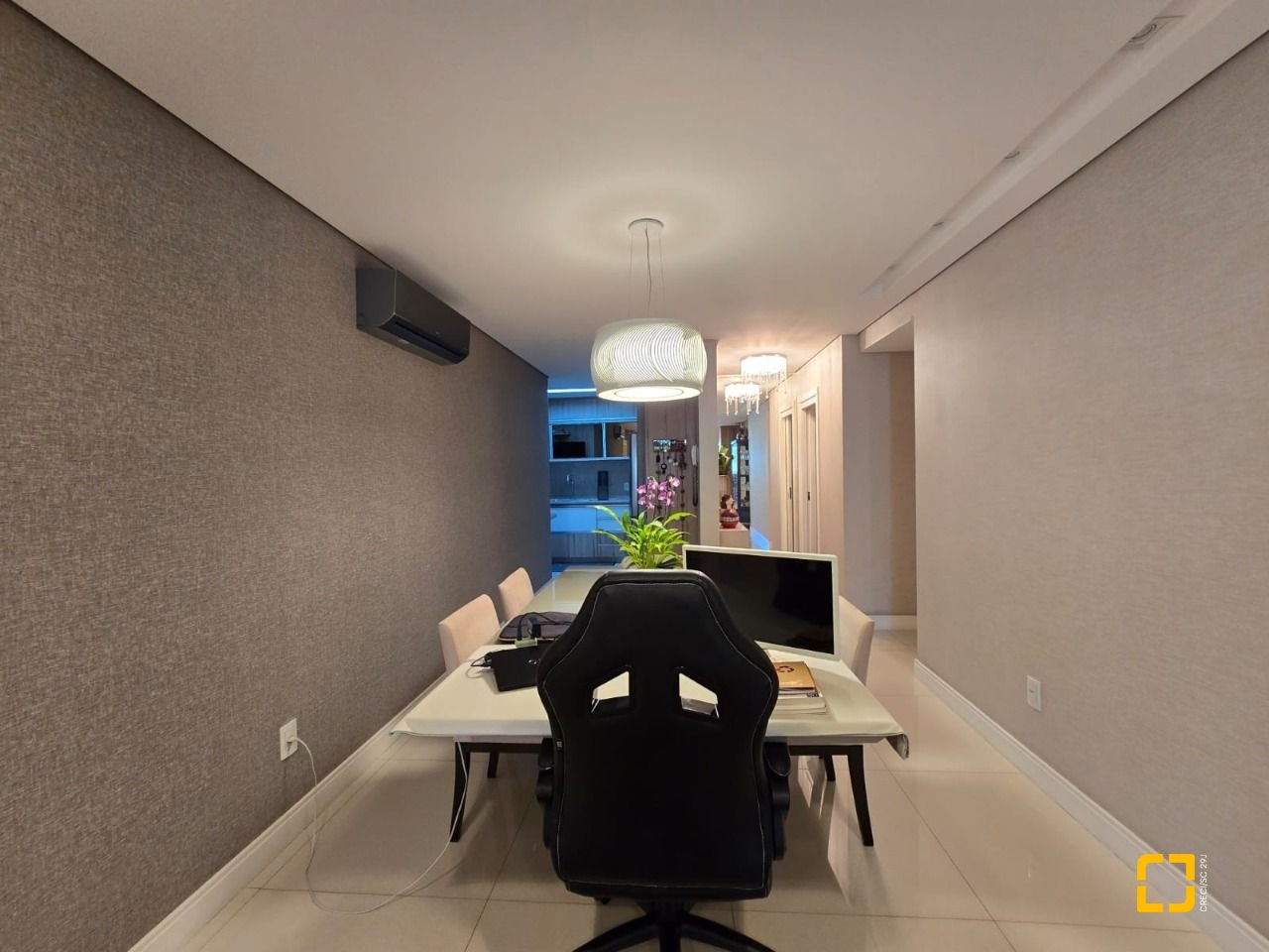 Apartamento com 130m², 6 quartos (sendo 3 suítes), 3 garagens, no bairro Centro em Florianópolis