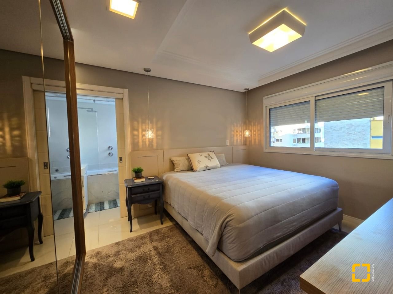 Apartamento com 130m², 6 quartos (sendo 3 suítes), 3 garagens, no bairro Centro em Florianópolis