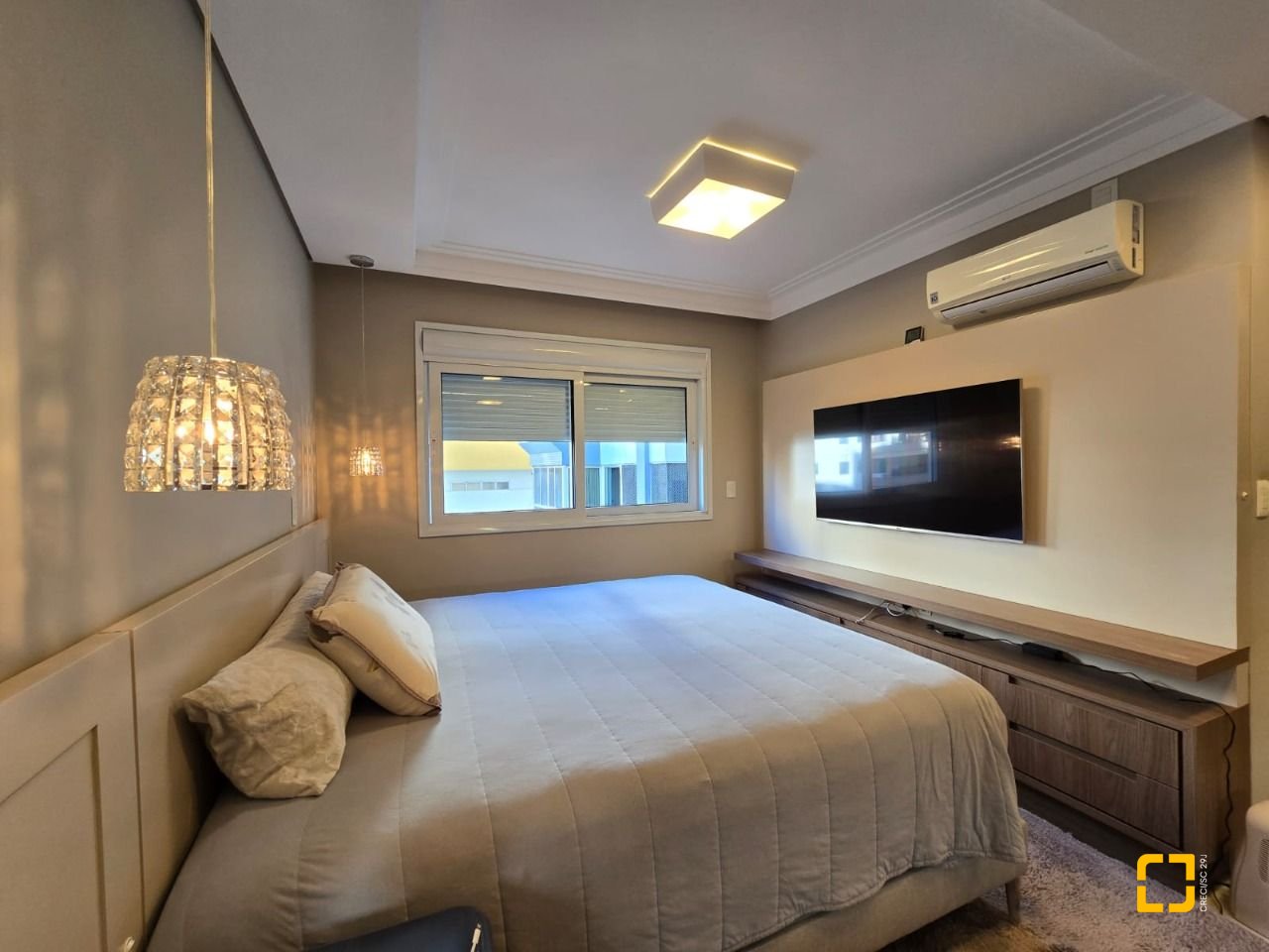 Apartamento com 130m², 6 quartos (sendo 3 suítes), 3 garagens, no bairro Centro em Florianópolis