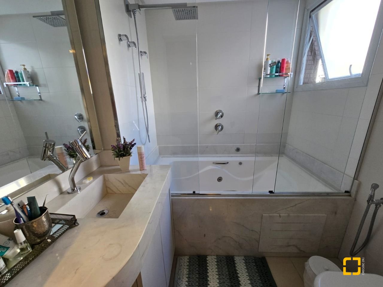 Apartamento com 130m², 6 quartos (sendo 3 suítes), 3 garagens, no bairro Centro em Florianópolis