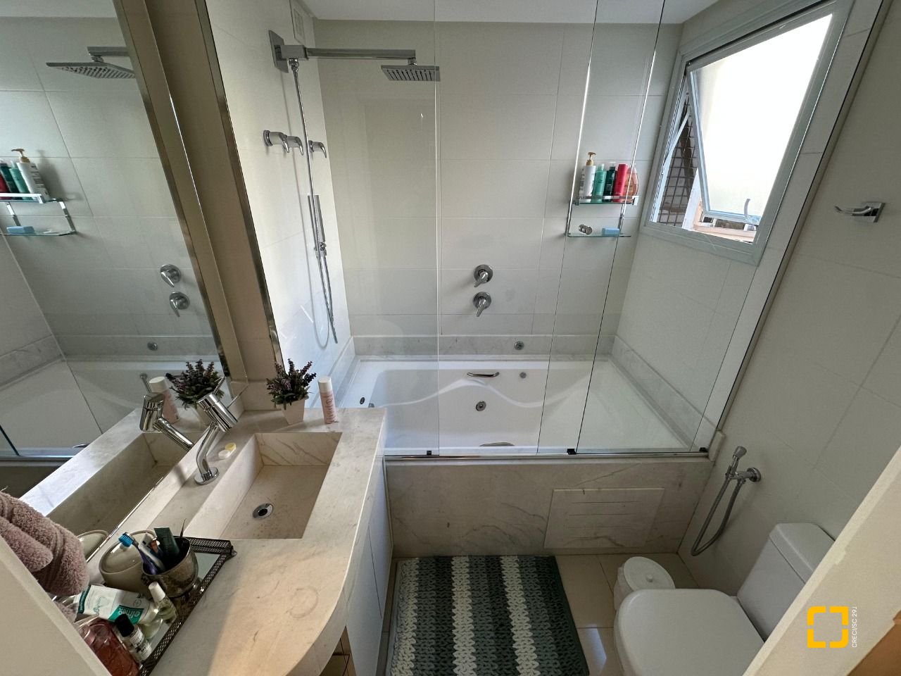 Apartamento com 130m², 6 quartos (sendo 3 suítes), 3 garagens, no bairro Centro em Florianópolis