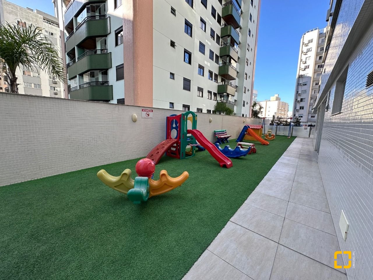 Apartamento com 130m², 6 quartos (sendo 3 suítes), 3 garagens, no bairro Centro em Florianópolis