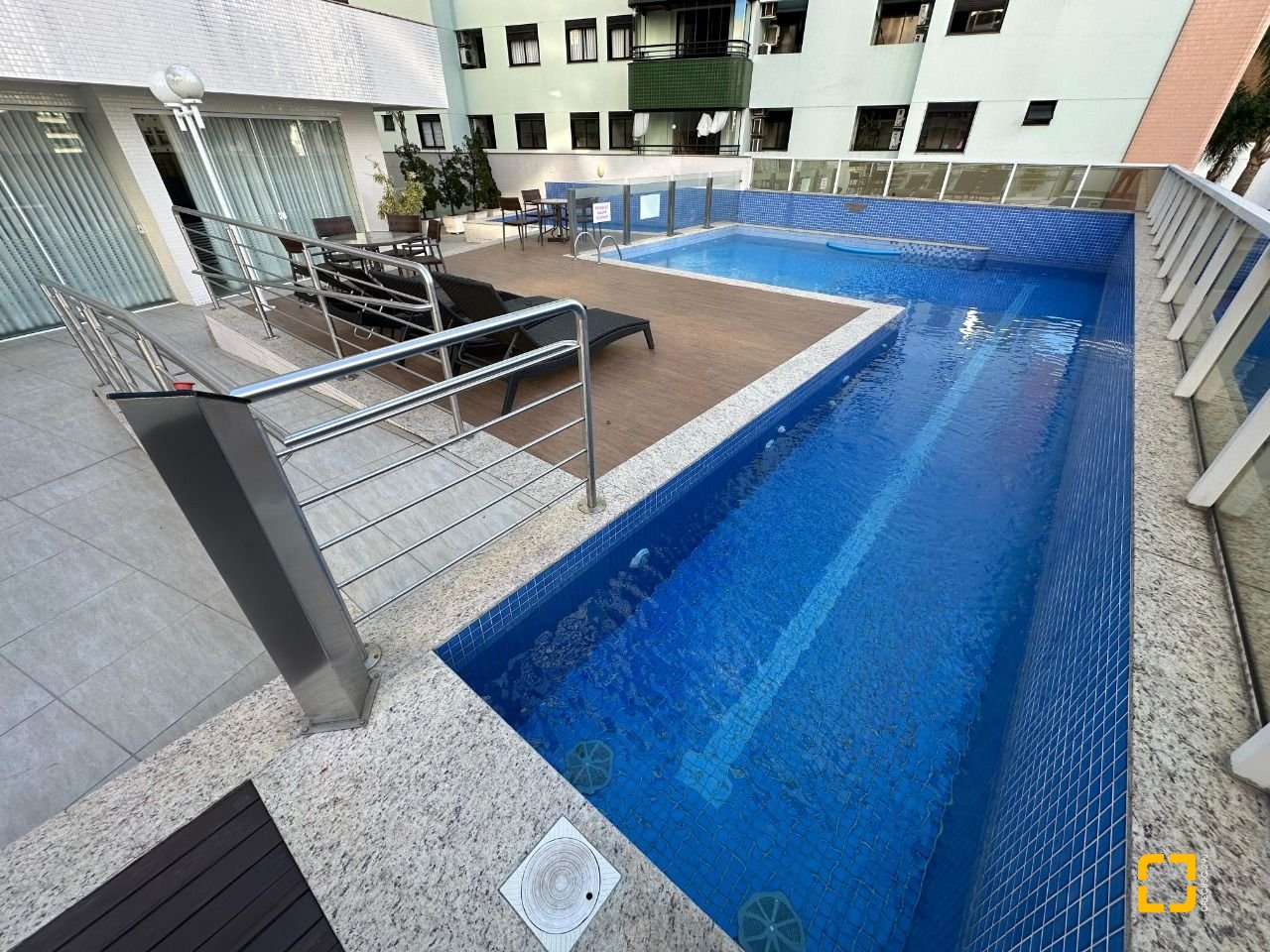 Apartamento com 130m², 6 quartos (sendo 3 suítes), 3 garagens, no bairro Centro em Florianópolis