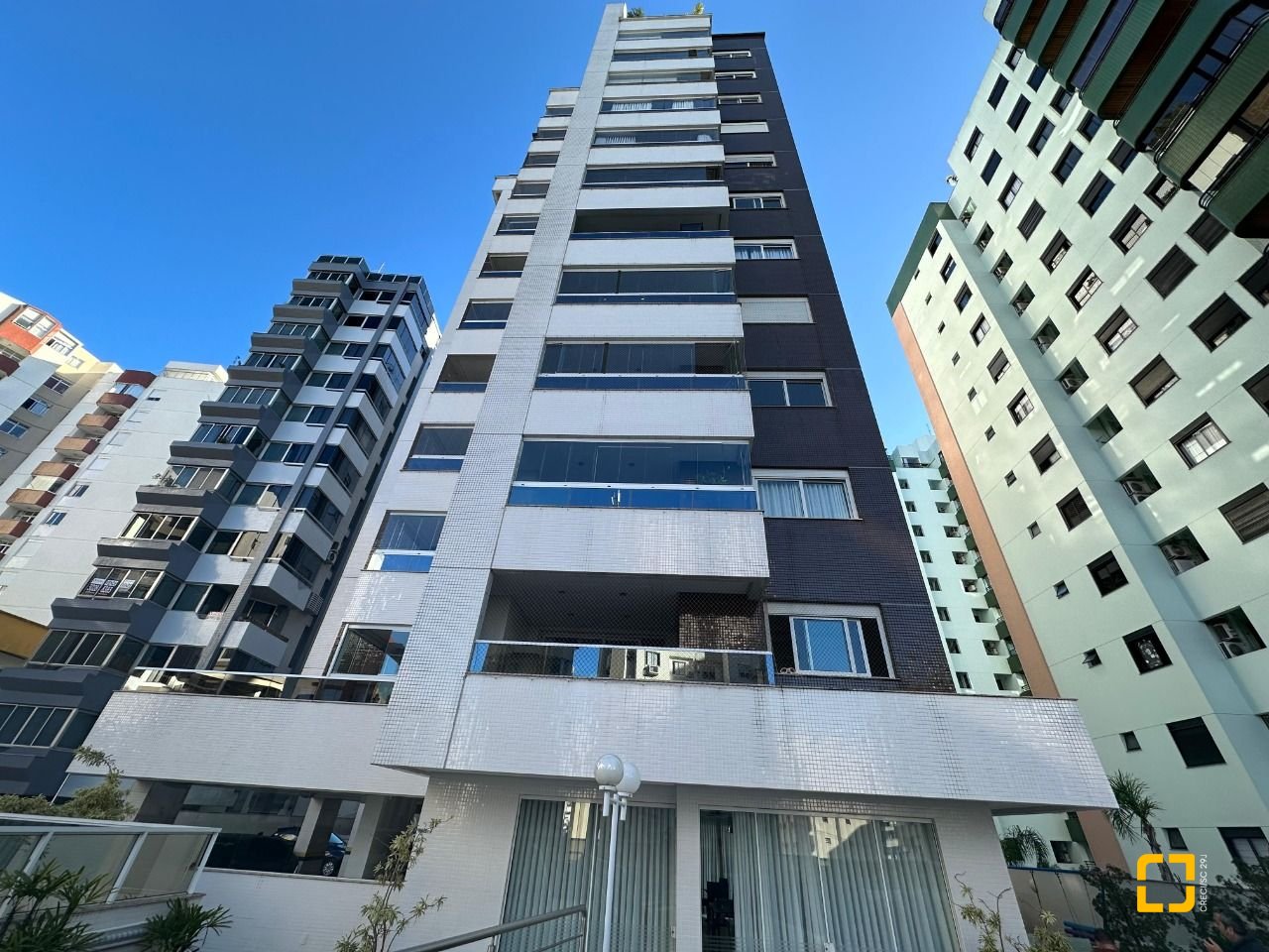 Apartamento com 130m², 6 quartos (sendo 3 suítes), 3 garagens, no bairro Centro em Florianópolis