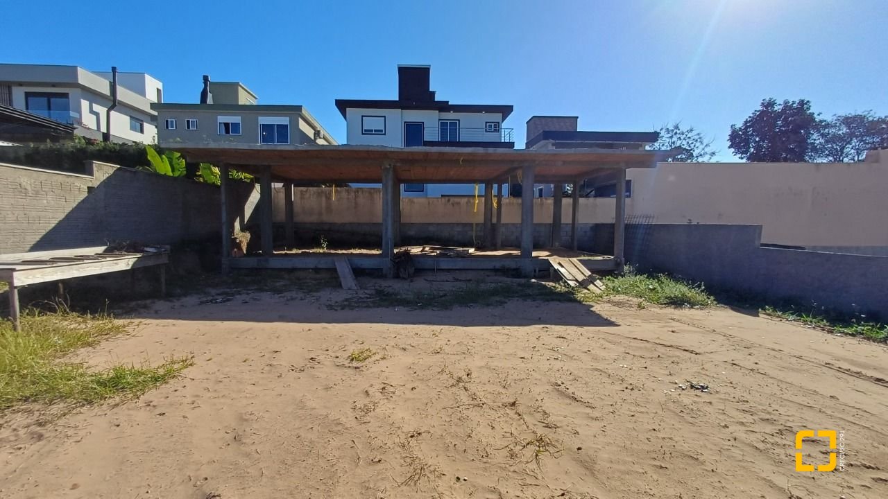 Terreno com 490m², no bairro Ingleses do Rio Vermelho em Florianópolis