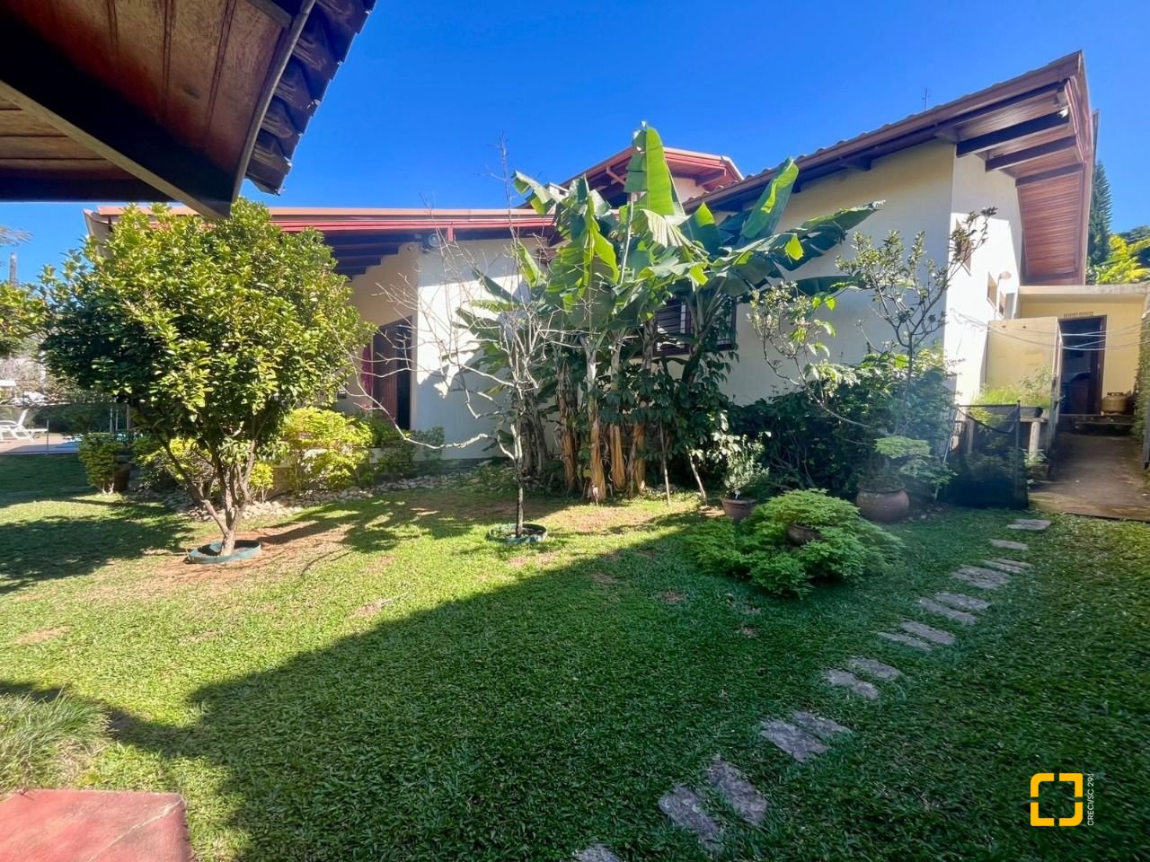Casa com 392m², 4 quartos (sendo 1 suíte), 4 garagens, no bairro Lagoa da Conceição em Florianópolis