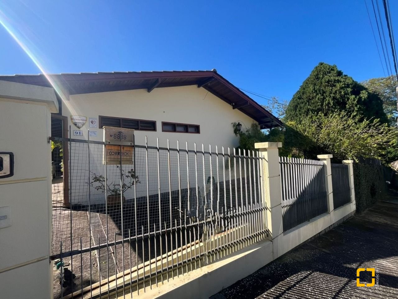 Casa com 392m², 4 quartos (sendo 1 suíte), 4 garagens, no bairro Lagoa da Conceição em Florianópolis