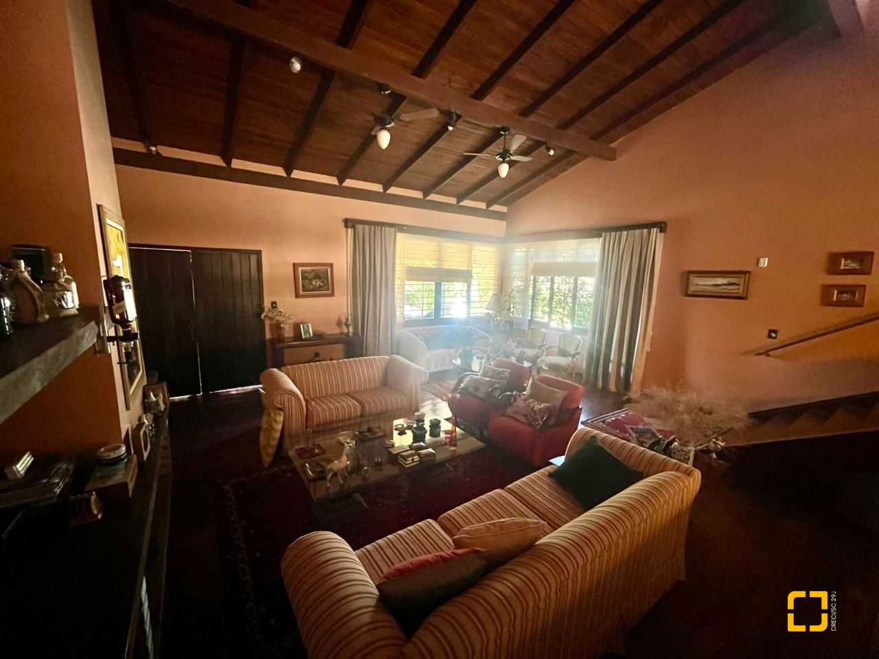 Casa com 392m², 4 quartos (sendo 1 suíte), 4 garagens, no bairro Lagoa da Conceição em Florianópolis