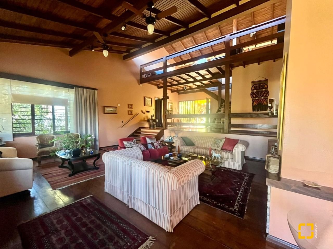 Casa com 392m², 4 quartos (sendo 1 suíte), 4 garagens, no bairro Lagoa da Conceição em Florianópolis