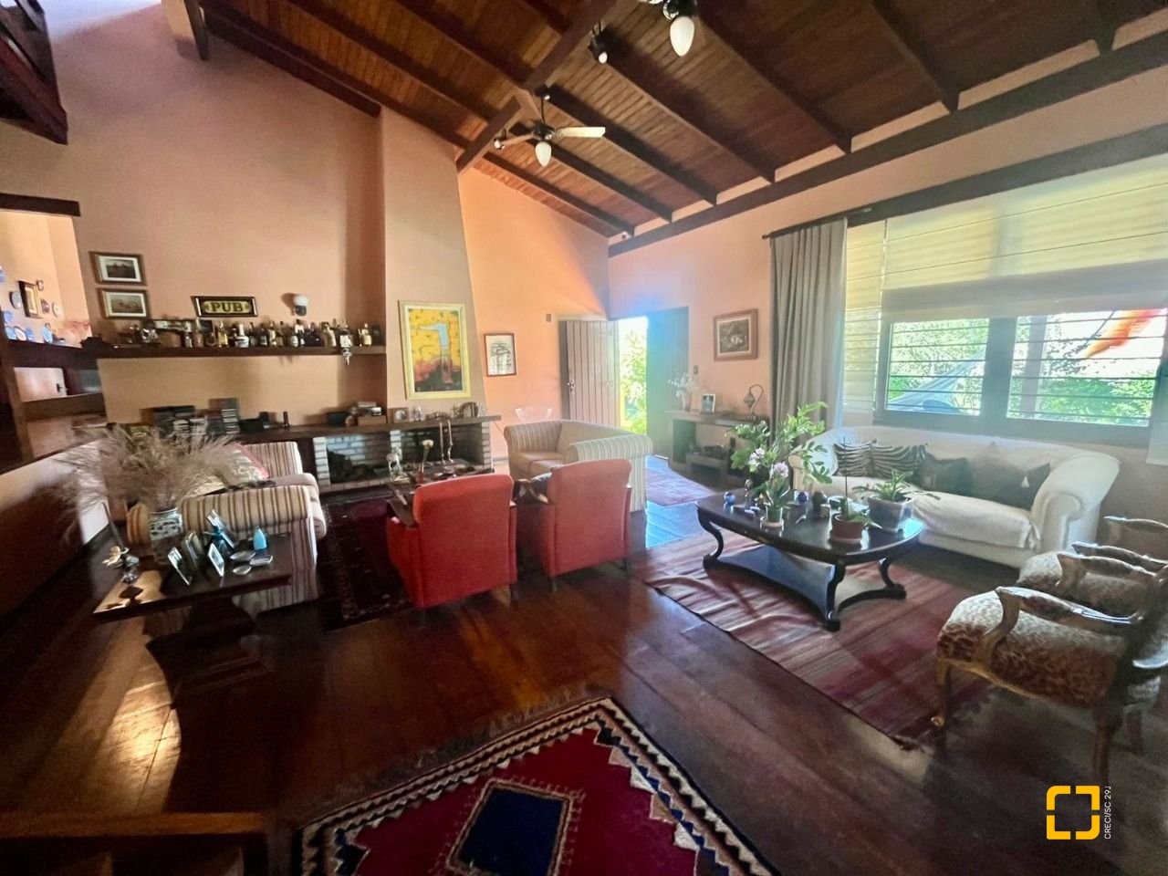 Casa com 392m², 4 quartos (sendo 1 suíte), 4 garagens, no bairro Lagoa da Conceição em Florianópolis