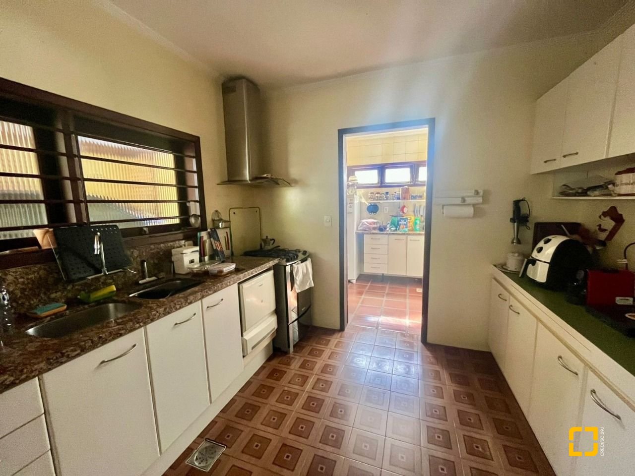 Casa com 392m², 4 quartos (sendo 1 suíte), 4 garagens, no bairro Lagoa da Conceição em Florianópolis