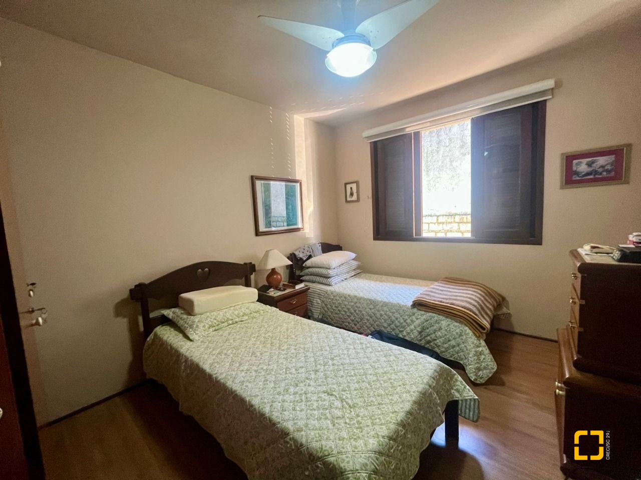 Casa com 392m², 4 quartos (sendo 1 suíte), 4 garagens, no bairro Lagoa da Conceição em Florianópolis