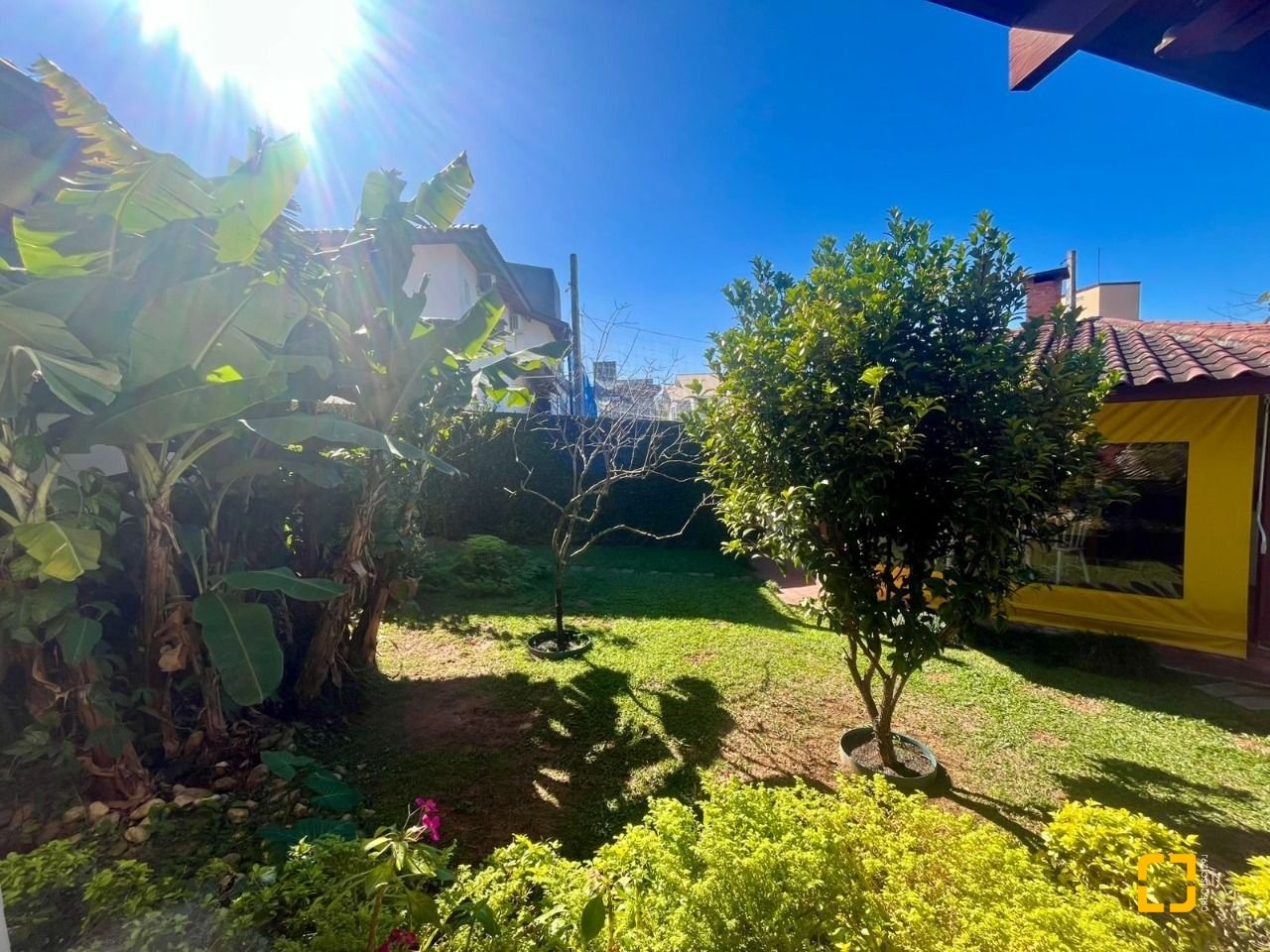 Casa com 392m², 4 quartos (sendo 1 suíte), 4 garagens, no bairro Lagoa da Conceição em Florianópolis