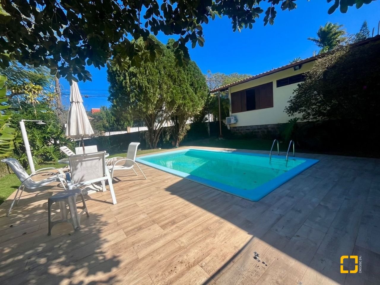 Casa com 392m², 4 quartos (sendo 1 suíte), 4 garagens, no bairro Lagoa da Conceição em Florianópolis