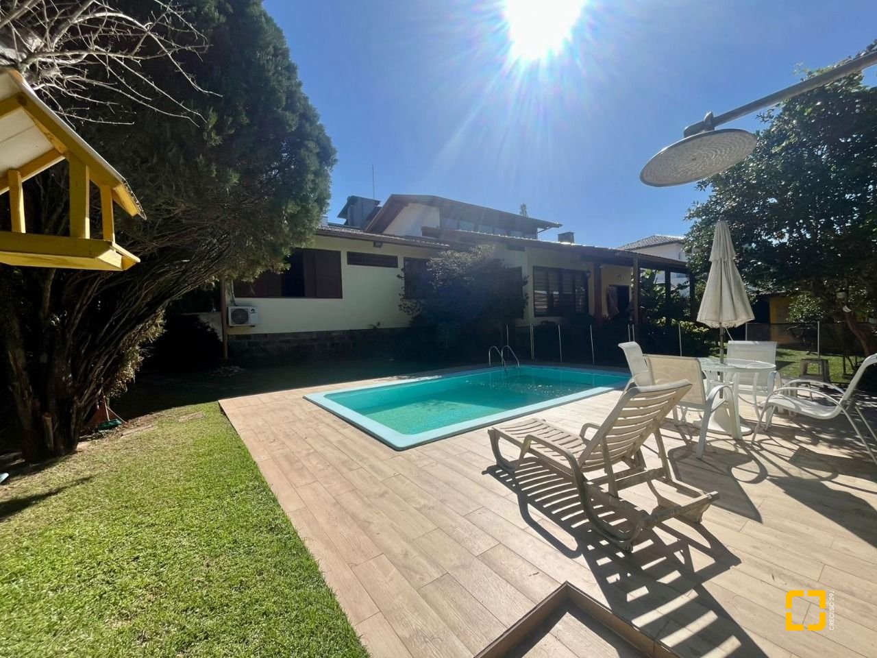 Casa com 392m², 4 quartos (sendo 1 suíte), 4 garagens, no bairro Lagoa da Conceição em Florianópolis