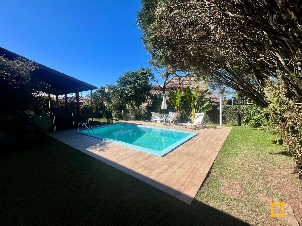 Casa com 392m², 4 quartos (sendo 1 suíte), 4 garagens, no bairro Lagoa da Conceição em Florianópolis