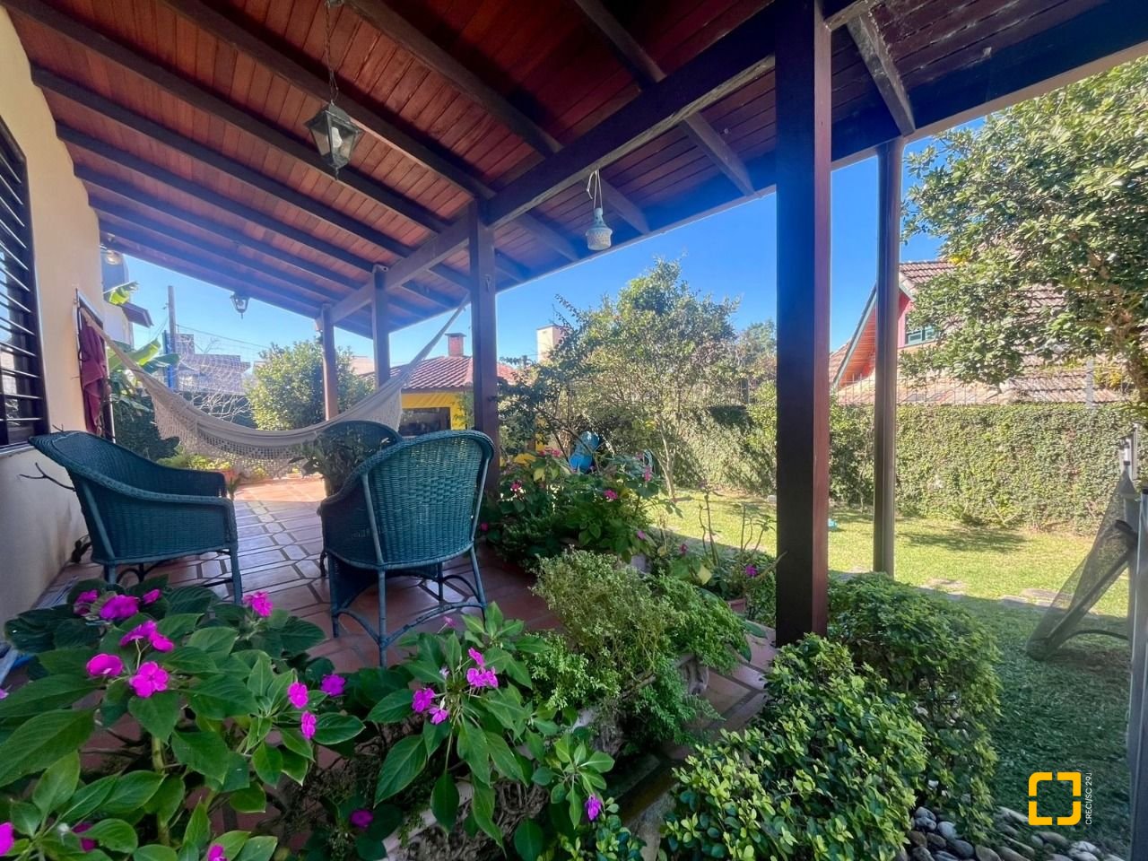 Casa com 392m², 4 quartos (sendo 1 suíte), 4 garagens, no bairro Lagoa da Conceição em Florianópolis