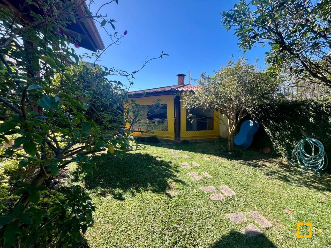 Casa com 392m², 4 quartos (sendo 1 suíte), 4 garagens, no bairro Lagoa da Conceição em Florianópolis
